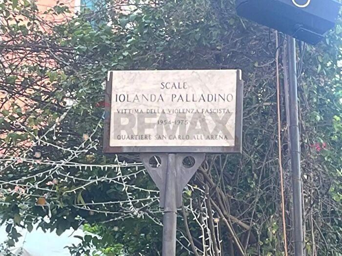 Appartamento trilocale in vendita in Via Antonio De Curtis, Napoli