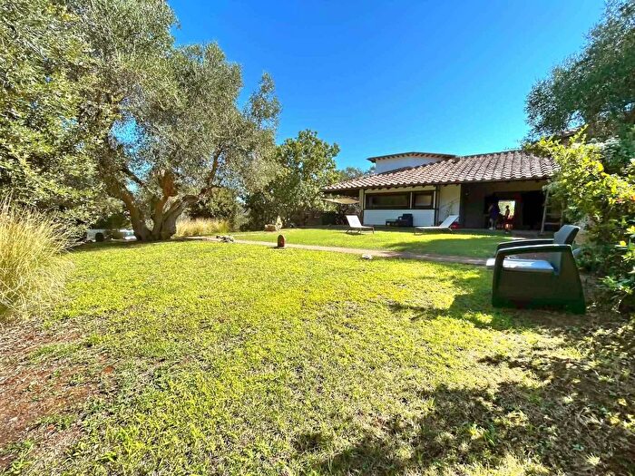 Casa con 8 locali in vendita in Orbetello