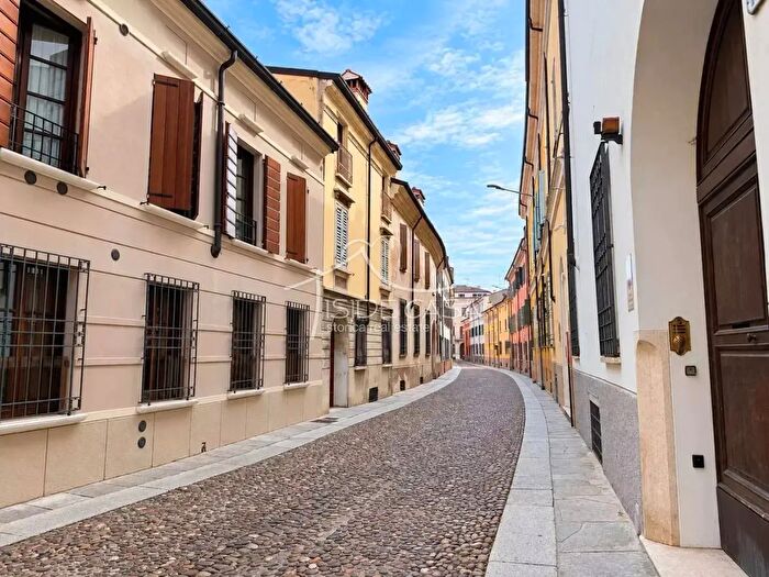 Appartamento con 6 locali in vendita in Via Gilberto Govi, Mantova