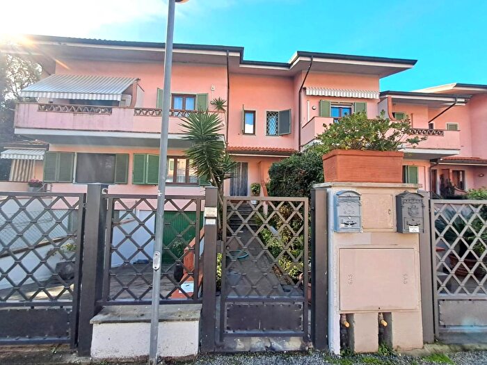 Casa con 7 locali in vendita in Forte Dei Marmi