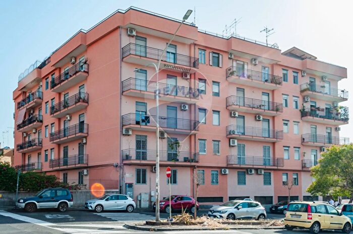 Appartamento quadrilocale in vendita in Via Curia, Catania