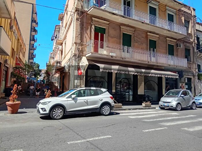 Appartamento con 7 locali in vendita in Via Giuseppe Fava, Catania