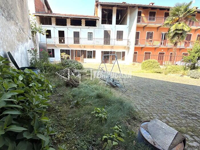 Casa con 6 locali in vendita in Via Ettore Perrone, Cossano Canavese