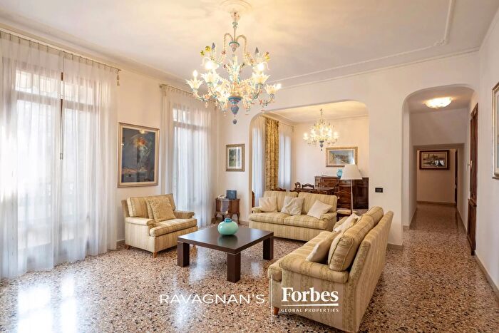 Appartamento con 8 locali in affitto in Venezia