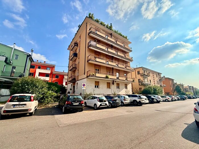 Appartamento con 6 locali in vendita in Via Giuseppe Adami, Verona