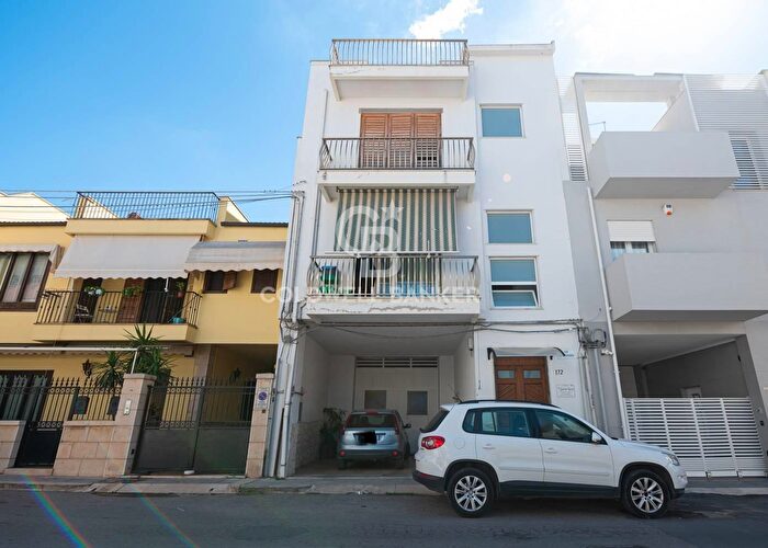 Appartamento con 12 locali in vendita in Via Giacomo Leopardi, Vittoria