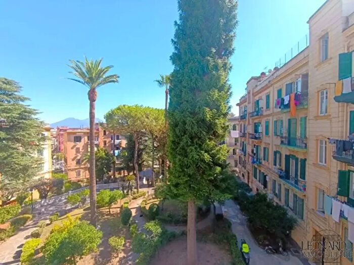 Appartamento con 5 locali in vendita in Via Leone Marsicano, Napoli