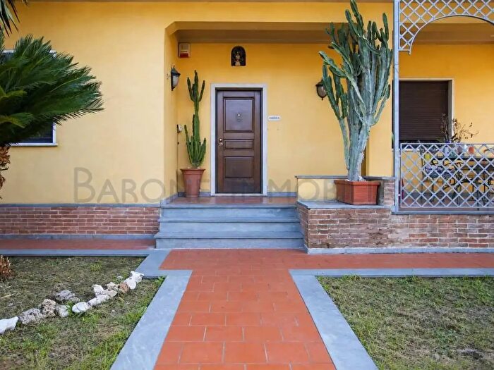 Casa con 8 locali in vendita in Via Campo d'Appio, Carrara