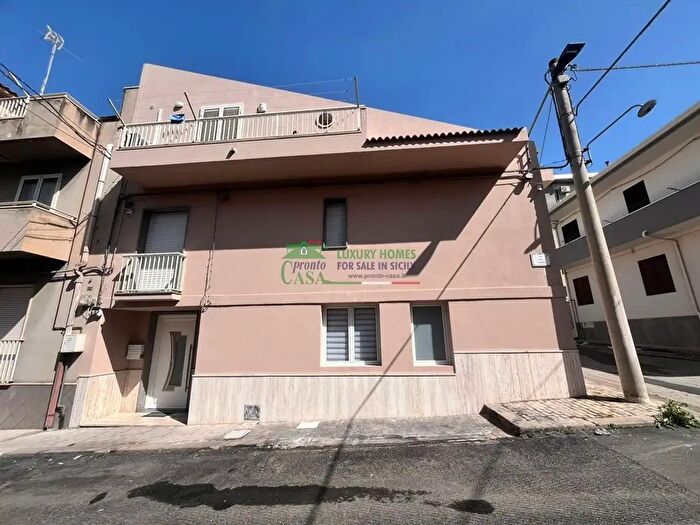 Casa trilocale in vendita in Via dei Papiri, Comiso