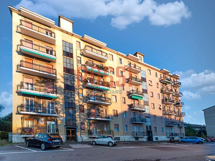 Appartamento trilocale in vendita in Via Donatori da Sangue, Monza