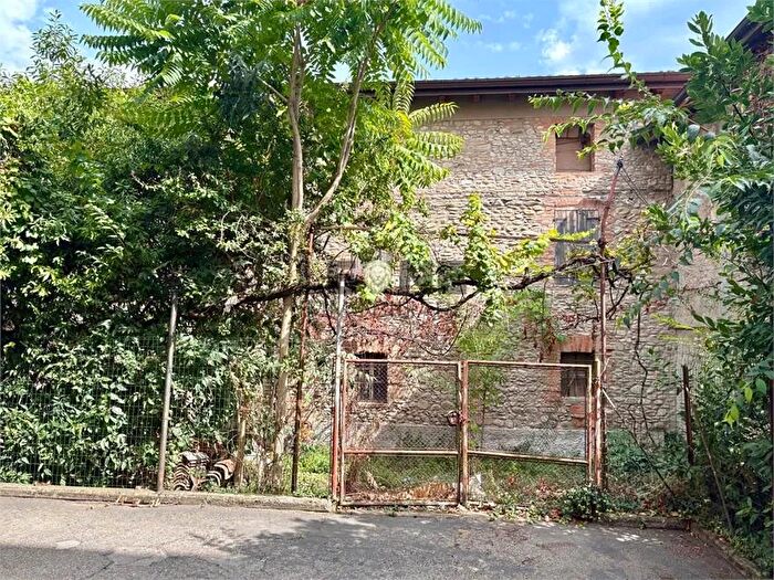 Casa con 10 locali in vendita in Vignola