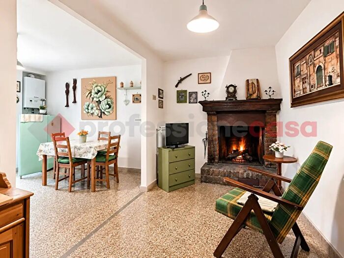 Casa quadrilocale in vendita in Via Vittorio Emanuele, Vico Nel Lazio