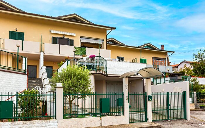 Casa con 5 locali in vendita in Via Asti, Lauriano