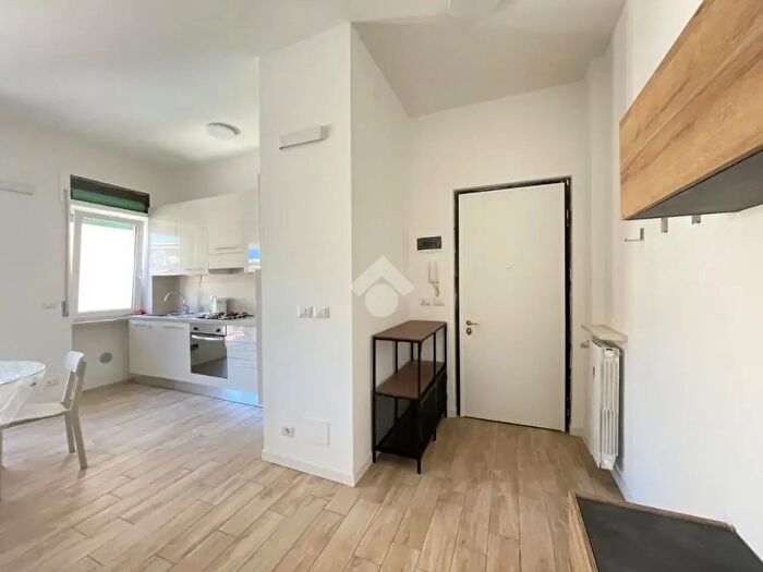 Appartamento trilocale in affitto in Via Locchi, Verona