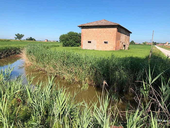Casa con 10 locali in vendita in Via Albaresa, Crevalcore