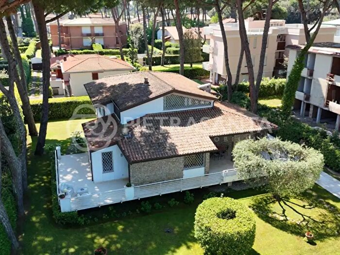 Casa con 12 locali in vendita in Camaiore