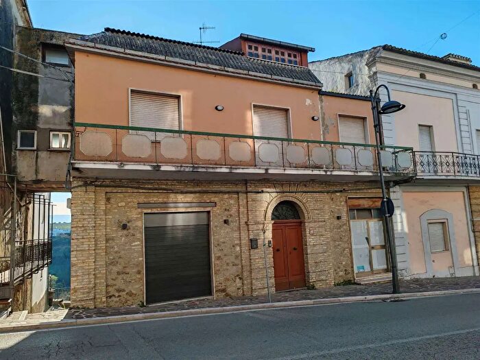 Casa con 7 locali in vendita in Arielli