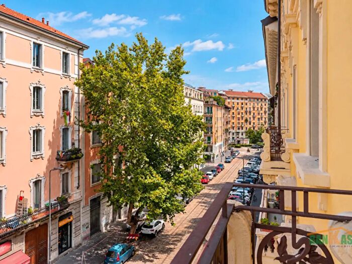 Appartamento trilocale in vendita in Piazza Caiazzo, Milano