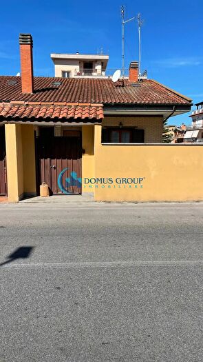 Casa con 5 locali in vendita in Via Rezzato, Roma