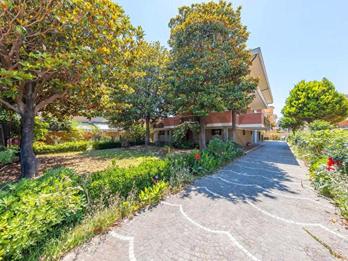 Casa con 12 locali in vendita in Via dello Zeffiro, Fiumicino