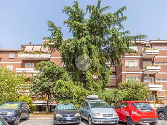 Appartamento trilocale in vendita in Via Piero Foscari, Roma