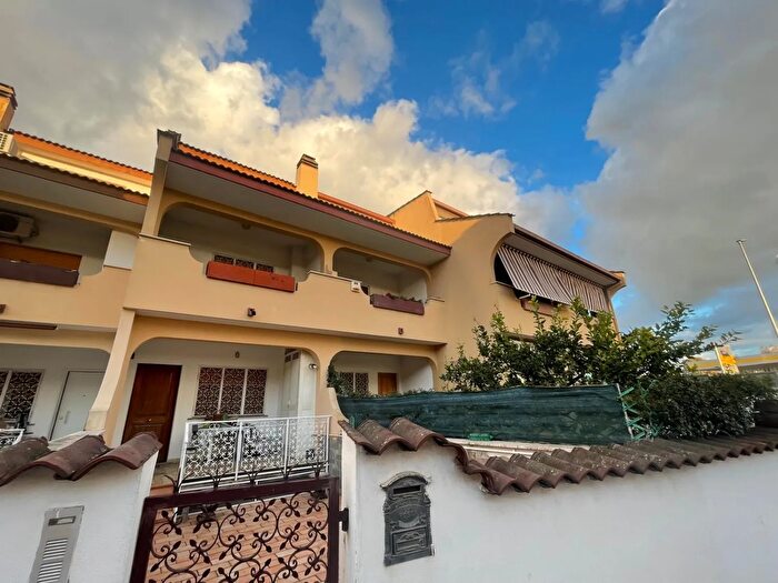 Casa con 6 locali in vendita in Pomezia Via Danimarca, Pomezia