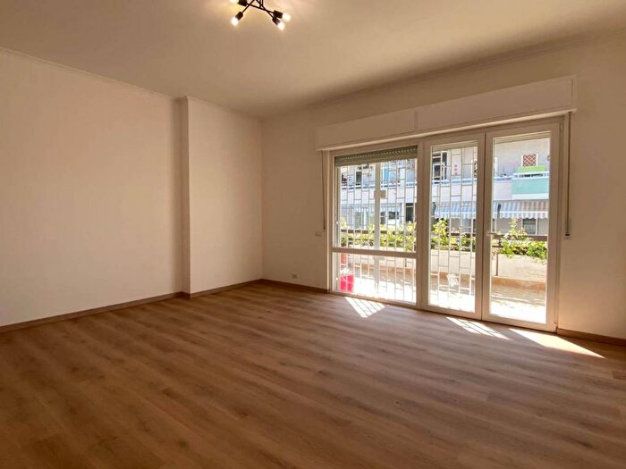 Appartamento trilocale in affitto in Via Ildebrando Vivanti, Mostacciano, Roma