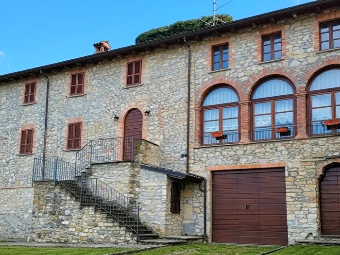 Casa con 5 locali in vendita in Via Rallio, Rivergaro