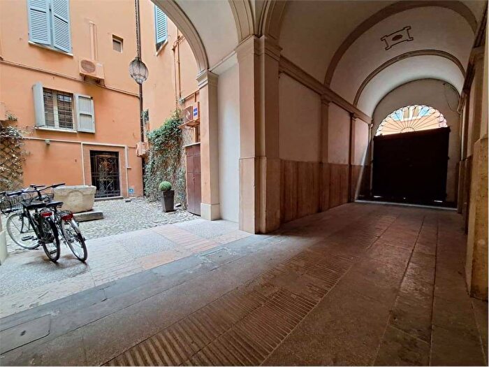 Appartamento trilocale in affitto in Via Farini, Centro Storico, Modena