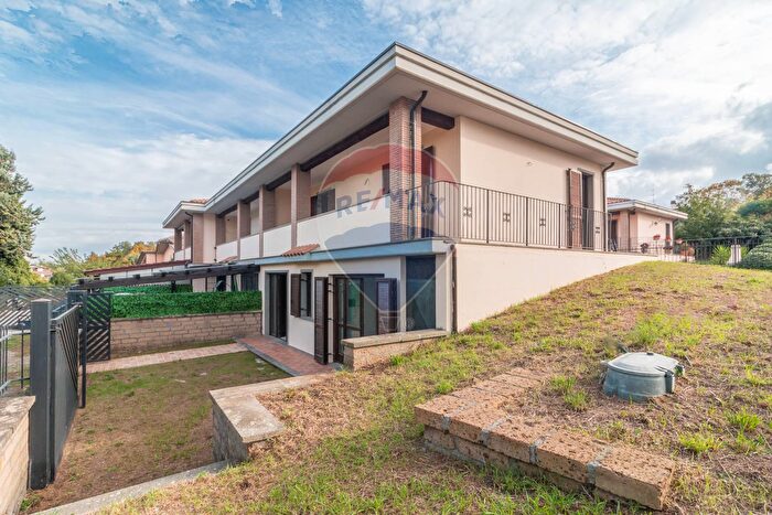 Casa quadrilocale in vendita in Via degli Ulivi Snc, Vetralla