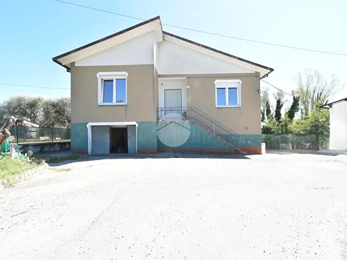 Casa trilocale in vendita in Via Provinciale Le Uso, Borghi