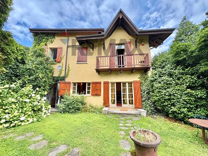 Casa con 9 locali in vendita in Stresa