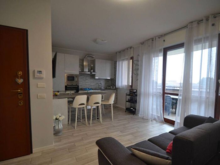 Appartamento bilocale in affitto in Via Ingegner Emilio Celaschi, Centro, Cerro Maggiore