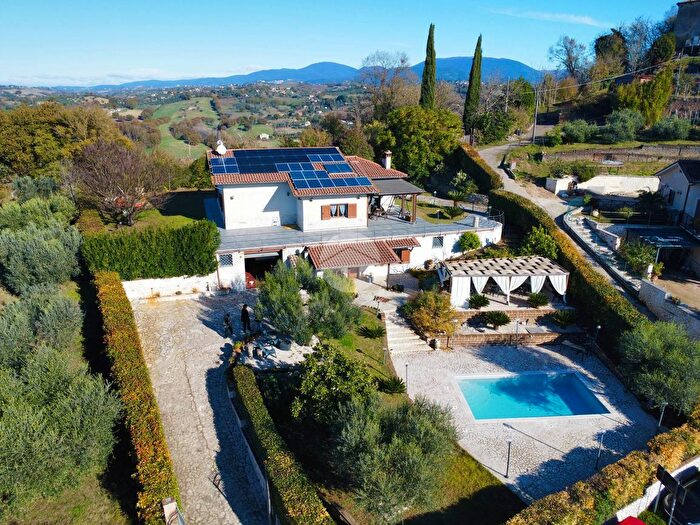 Casa quadrilocale in vendita in Via della Mola, Collevecchio