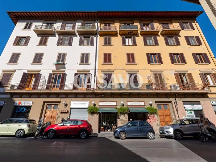 Appartamento con 6 locali in vendita in Via Reginaldo Giuliani, Firenze