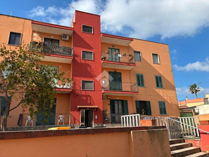 Appartamento quadrilocale in vendita in Via Ugo Foscolo, Alezio