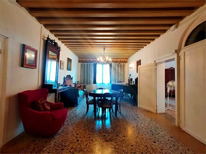 Appartamento con 6 locali in vendita in Venezia