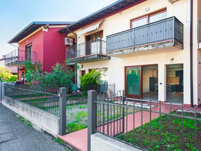 Appartamento trilocale in vendita in Via Alessandro Volta, Erbusco