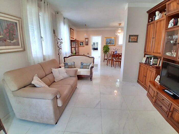 Casa con 8 locali in vendita in Via Sarzanese, Lucca
