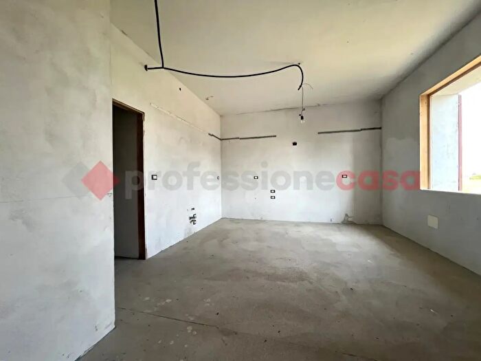 Casa con 6 locali in vendita in Via Capitello, Salizzole