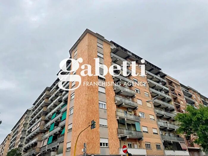 Appartamento trilocale in vendita in Via Teano, Roma