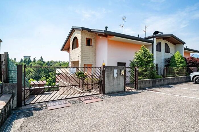 Casa con 6 locali in vendita in Via Papa Giovanni XXIII Merone, Merone