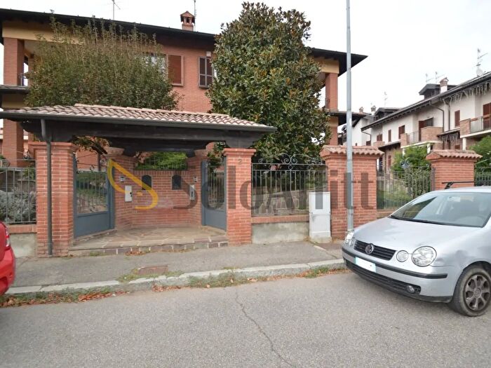 Casa quadrilocale in affitto in Vía Vincenzo Bellini, Lacchiarella