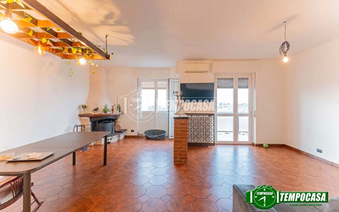 Appartamento quadrilocale in vendita in Via Luino, Bollate