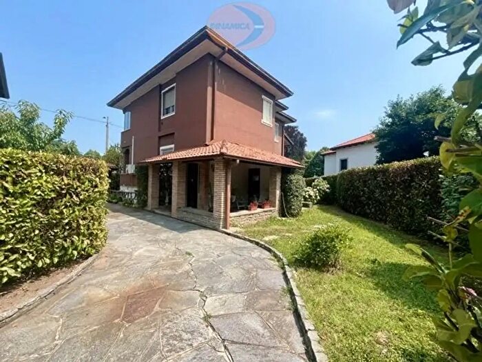 Casa con 6 locali in vendita in Via Cesare Beccaria, Besana In Brianza