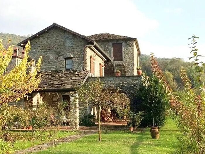 Casa con 13 locali in vendita in Via Caprio, Filattiera