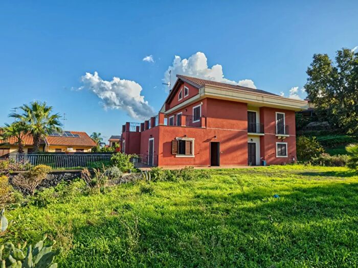 Casa con 10 locali in vendita in Via Cava, Viagrande