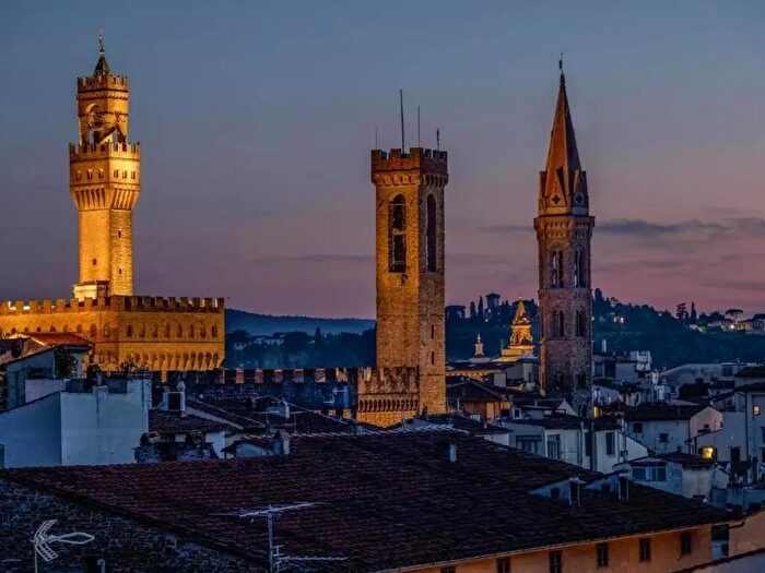 Appartamento con 6 locali in vendita in Via dell'Oriulo, Firenze