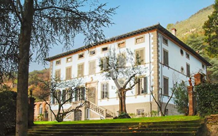 Casa con 6 locali in vendita in Camaiore