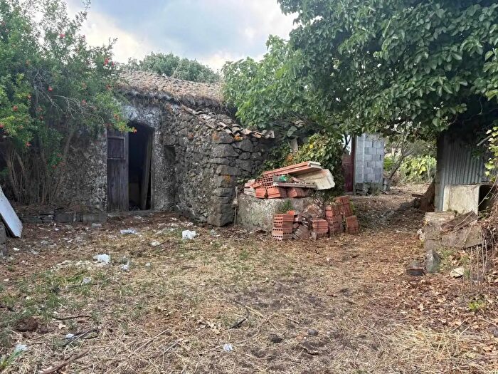 Appartamento con 5 locali in vendita in Via Terderia, Pedara